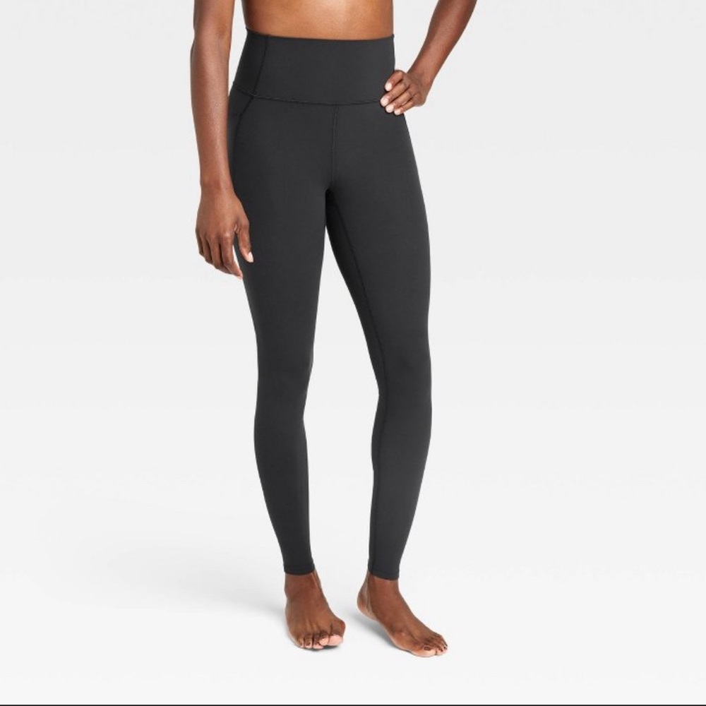 All In Motion Ultra High Rise Everyday Soft pocket leggings. Size Medium.